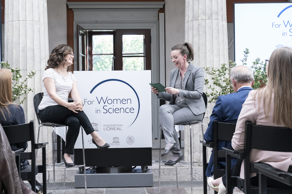 Julie Søgaard interviewer nanoforsker og kemiker Kirsten Marie Ørnsbjerg Jensen under L'oréal-Unesco Women in Science Awards på Carlsberg Akademi. Foto: L'oréal