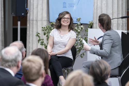 Julie Søgaard interviewer Kirsten Marie Ørnsbjerg Jensen under L'oréal-Unesco Women in Science Awards på Carlsberg Akademi. Foto: L'oréal